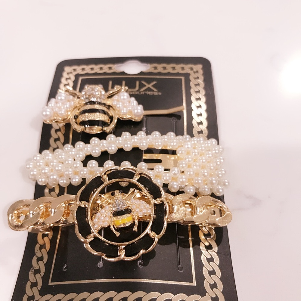 Brand new hair clips set.